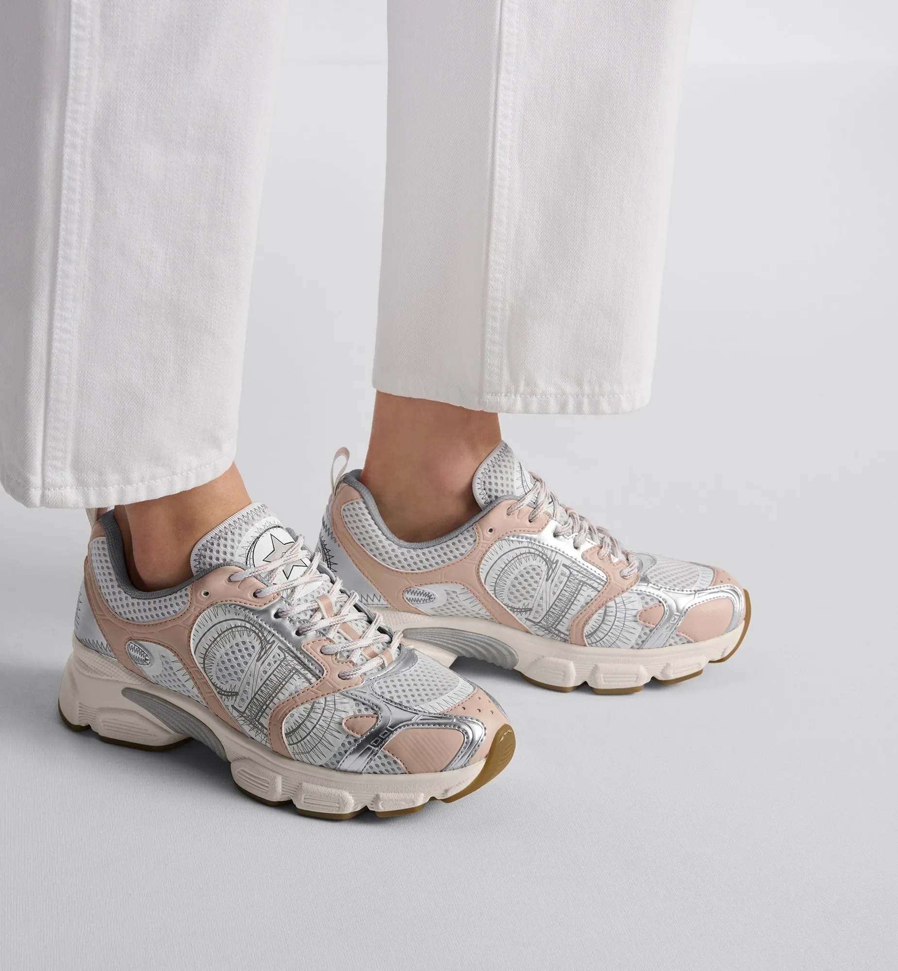 👟👟Ex-factory price 560👟👟 Dior Casual Sports Shoes Dad Shoes This new Dior Chrono sports shoe autumn ready-to-wear series reinterprets running shoes with Dior's high-end style. White and black mesh fabric with leather-effect panels, CD logo on the sides, star patch on the tongue and Dior logo on the heel, many details highlight the style. Using two-color laces, lightweight soles with star decoration, it can create a casual look all year round ▪️Size: 35-40